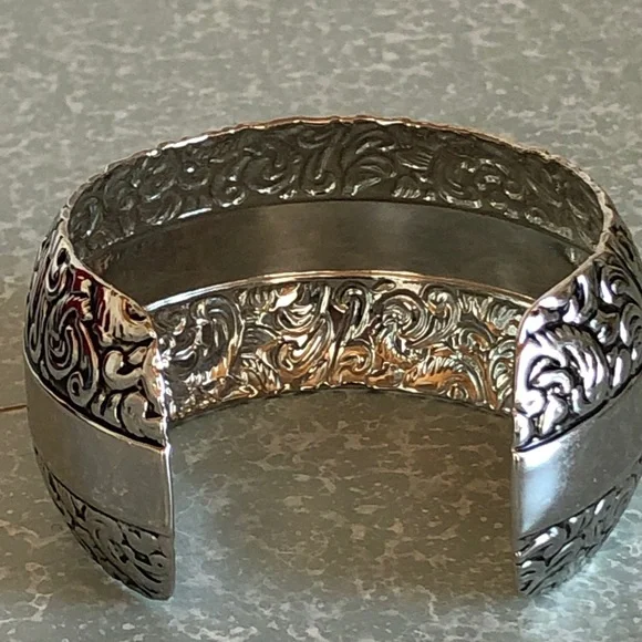 Embossed Silver cuff bracelet - Picture 2 of 6